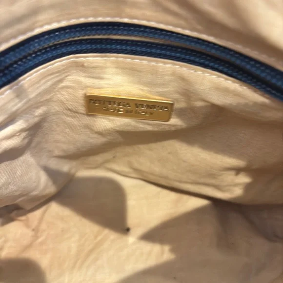 Bottega Veneta Ultra Rare Navy Butterfly Vinyl Crossbody MINT - Picture 7 of 9